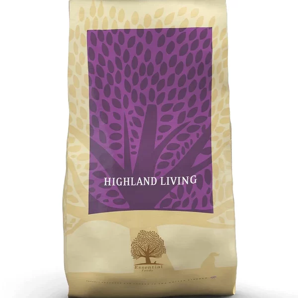 Essential Highland Living hundefoder til voksne hunde i en gul pose med lilla logo