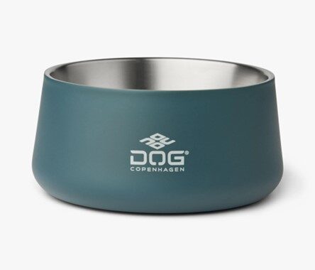 Dog Copenhagen Vega Skål Petroleumsblå i en flot mørkeblå farve med Dog Copenhagen logo på froten