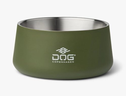 Dog Copenhagen Vega Skål Racing Green er en hundeskål i en flot mørkegrøn farve med Dog Copenhagen logo på forsiden