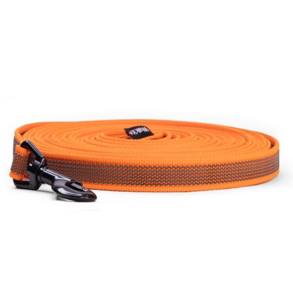 Walk'it Anti-slip Sporline orange rullet sammen med sort karabinhage til hunde